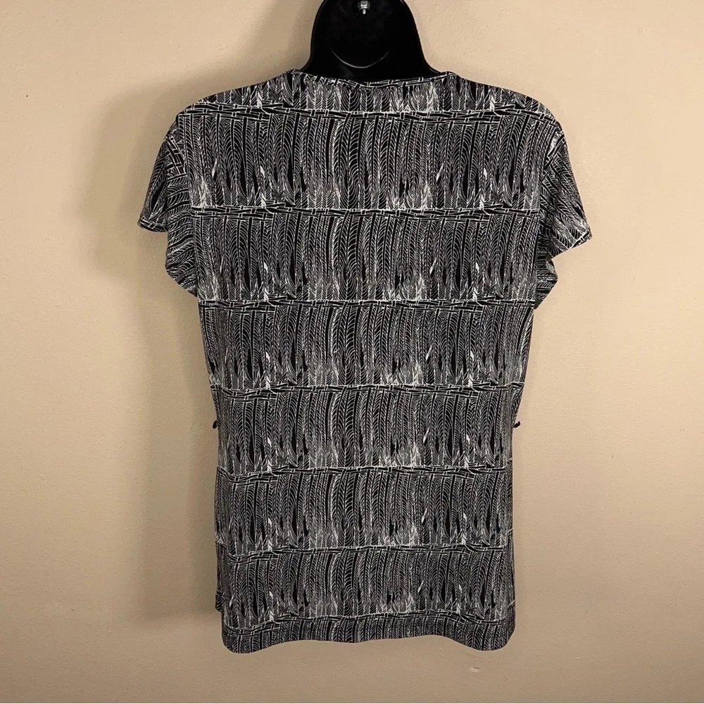 SMALL EAST 5th BLACK WHITE SHORT SLEEVE TOP FEATHER PRINT STRETCH